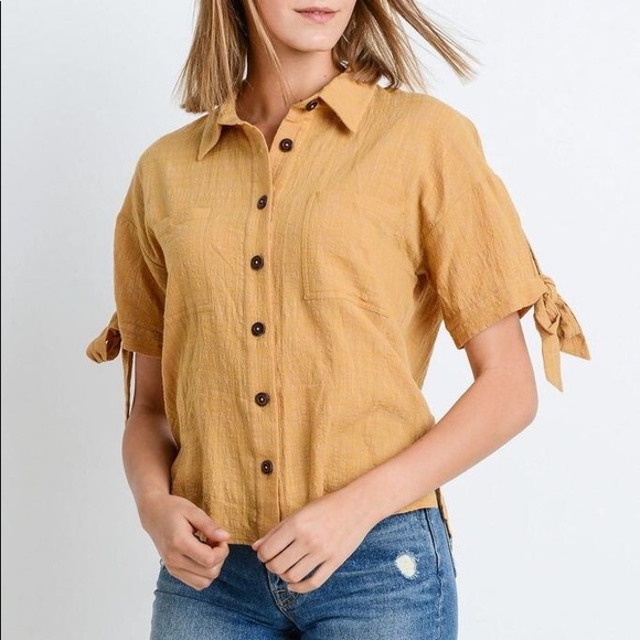Tops - ⭐️Short Sleeve Button Up Top With Tie Sleeve⭐️